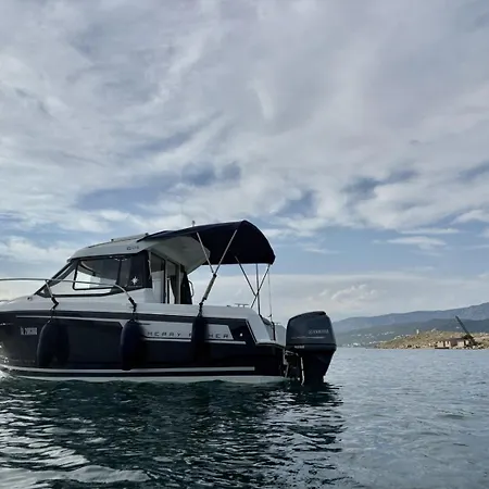 Apartmán App Lacrima 1 With A Motorboat *