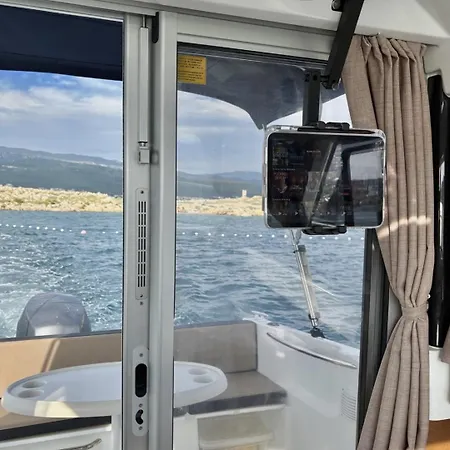 App Lacrima 1 With A Motorboat